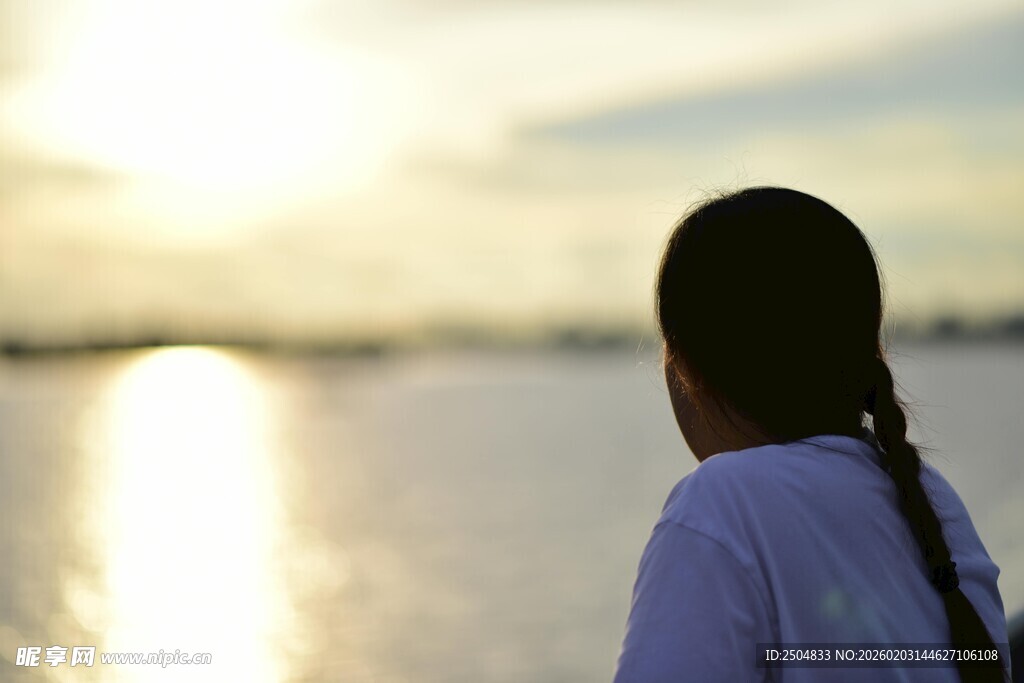 女孩逆光眺望水面