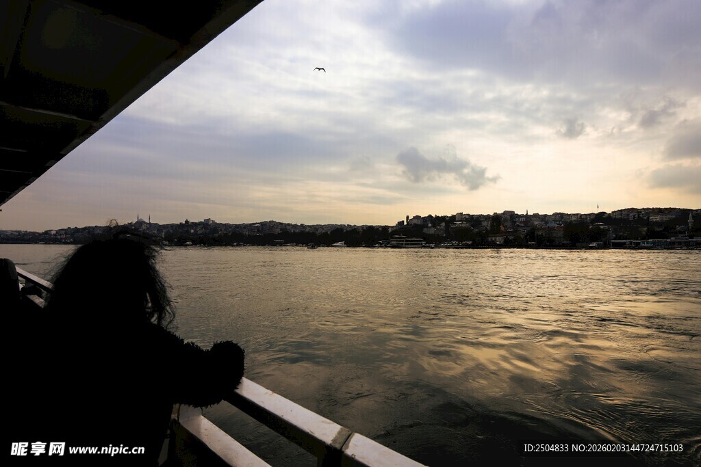 黄昏下河畔的静谧身影