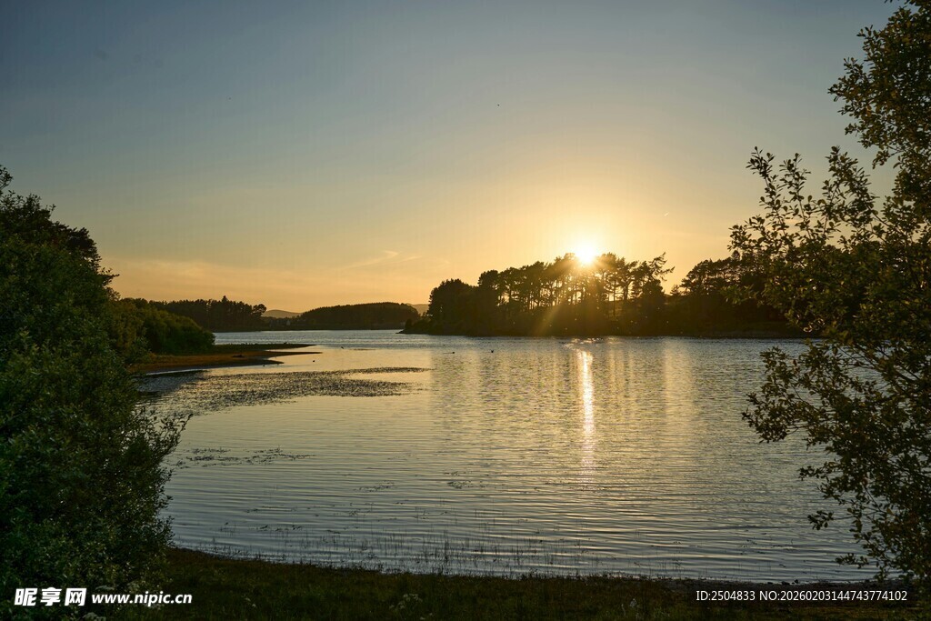 湖畔日落美景