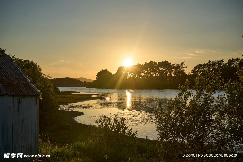 湖畔夕阳下的静谧小景