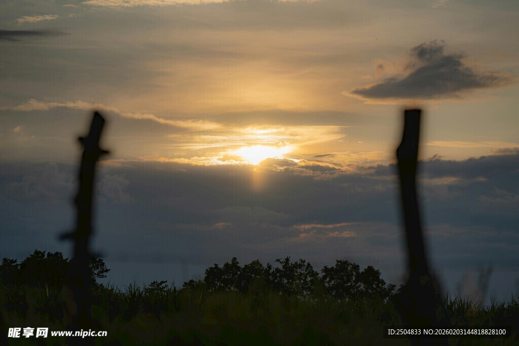 日落时分的自然景象