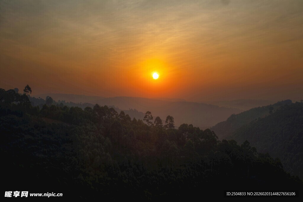 山间日落美景