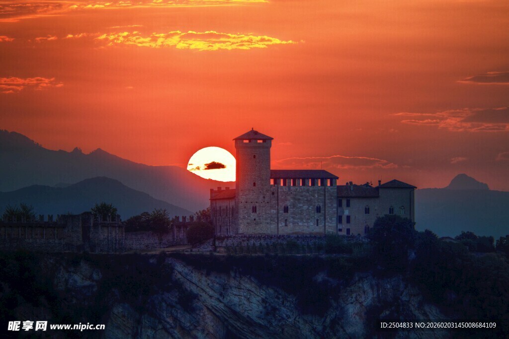 夕阳下的古老城堡