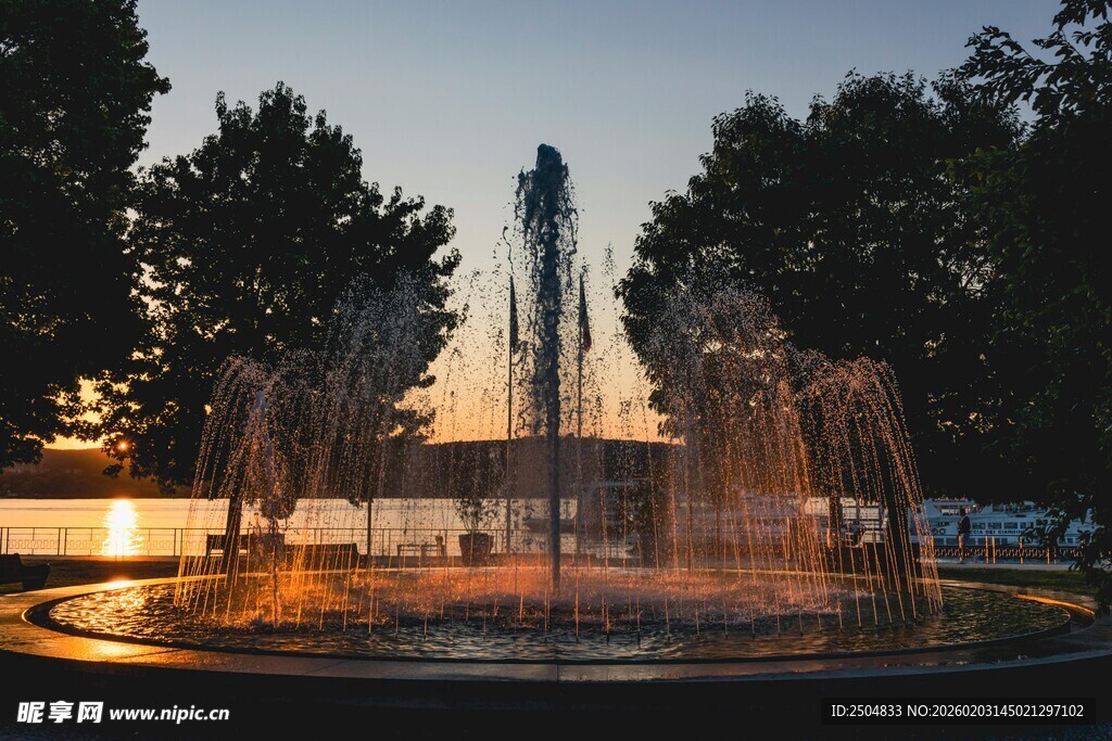黄昏下的喷泉景观