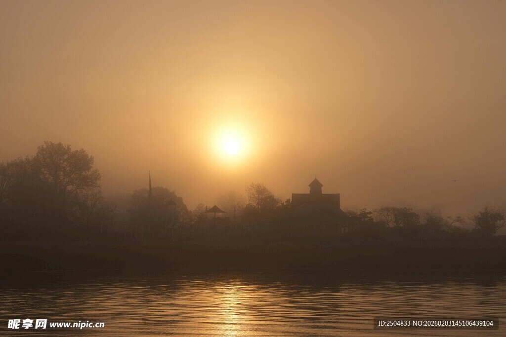 河畔日出美景