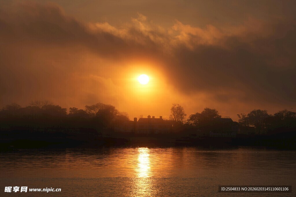 湖畔日落美景