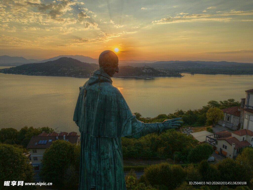 夕阳下的雕像眺望远方