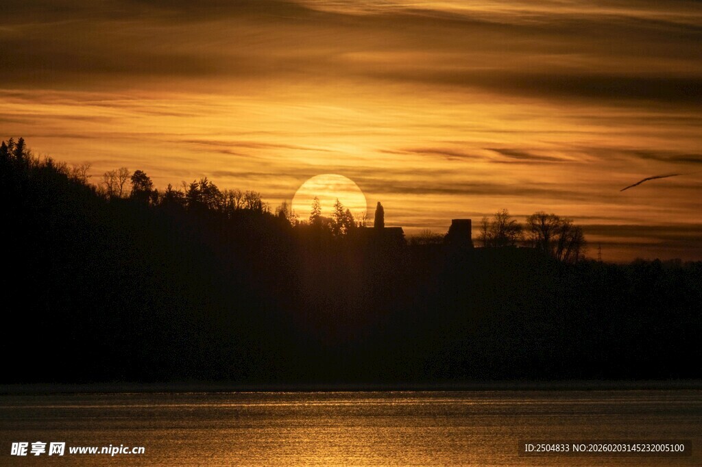湖畔日落美景