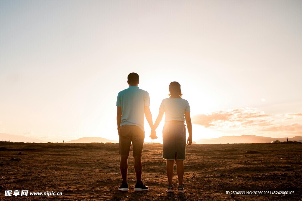 夕阳下的情侣背影