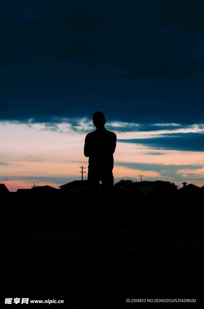 夕阳下的人物剪影