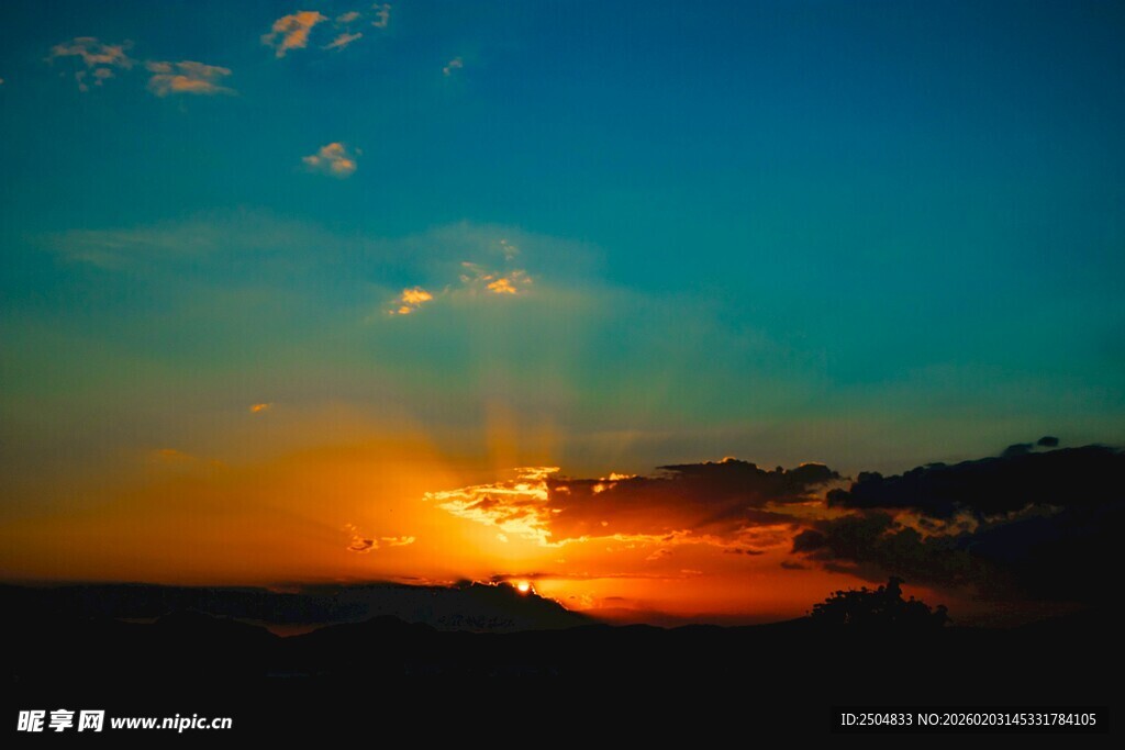 日落时分的绚丽天空