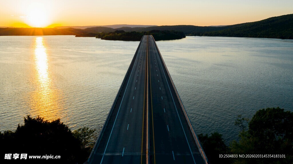 夕阳下的跨海大桥美景