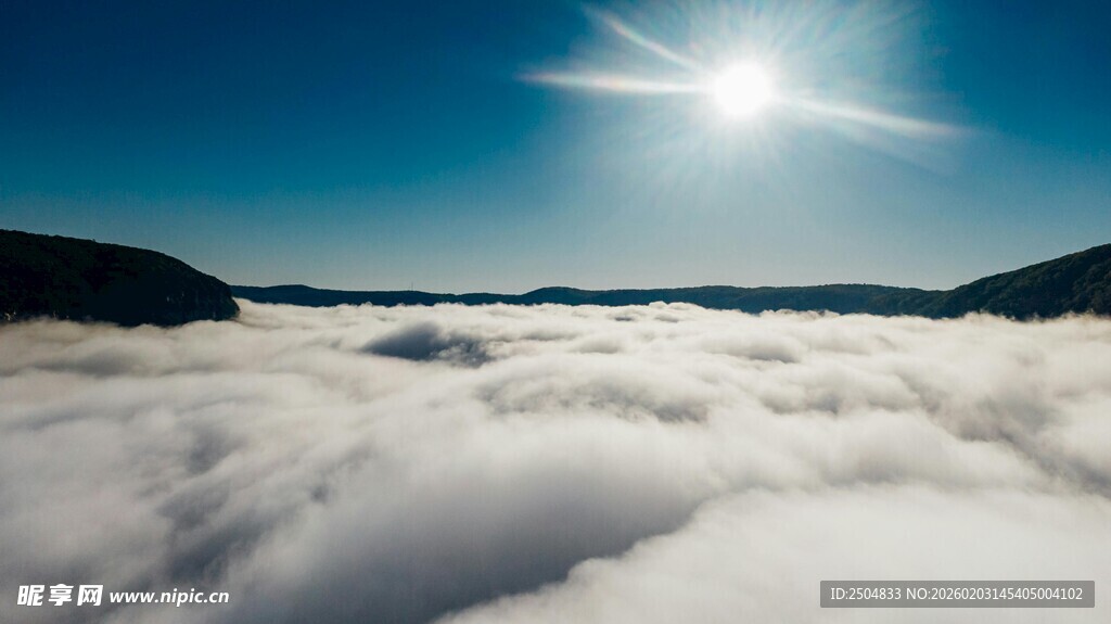 云海之上的灿烂日光