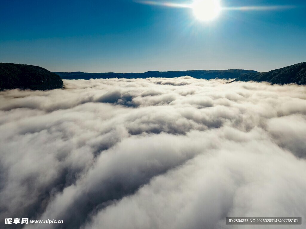 云海之上的灿烂日光