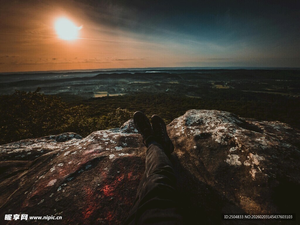 日出时分的壮丽岩石景观