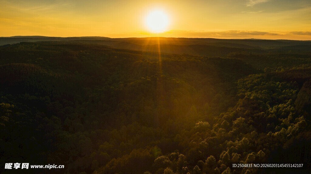 日落时分的壮美山谷景色