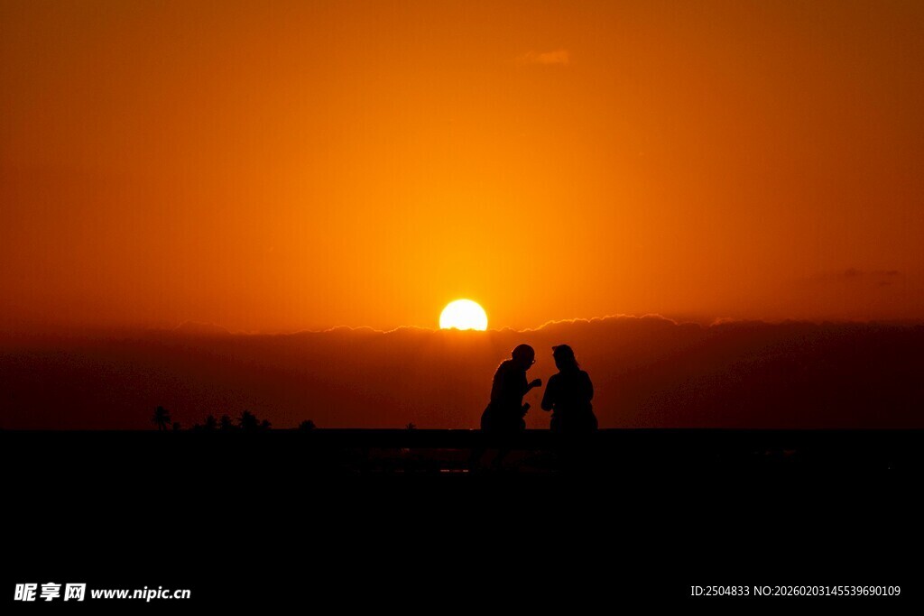 夕阳下的浪漫双人剪影