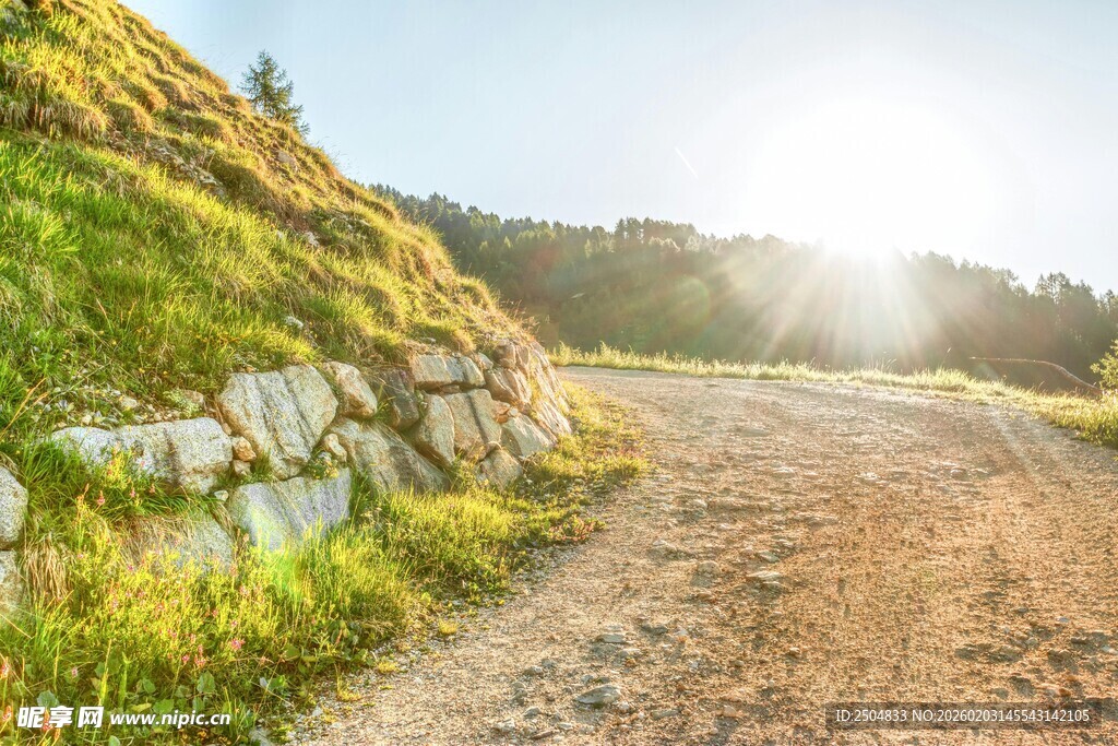 山间土路 沐浴温暖阳光