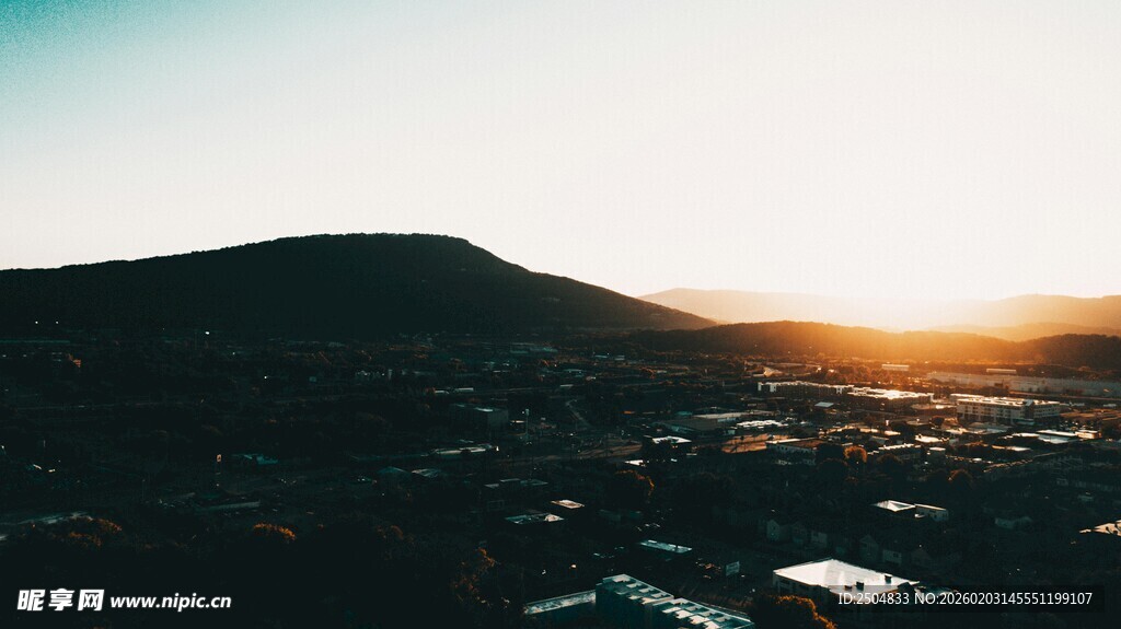 日落时分的山景风光