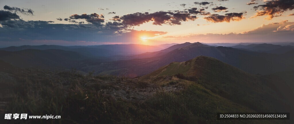 壮丽山间日出美景