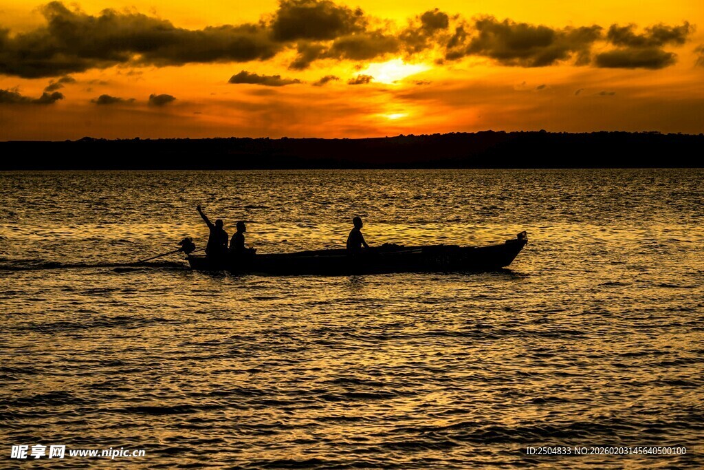 夕阳下海上的小船