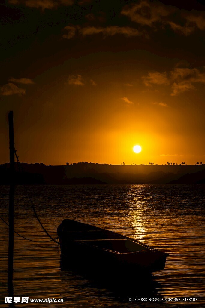 夕阳下的孤舟
