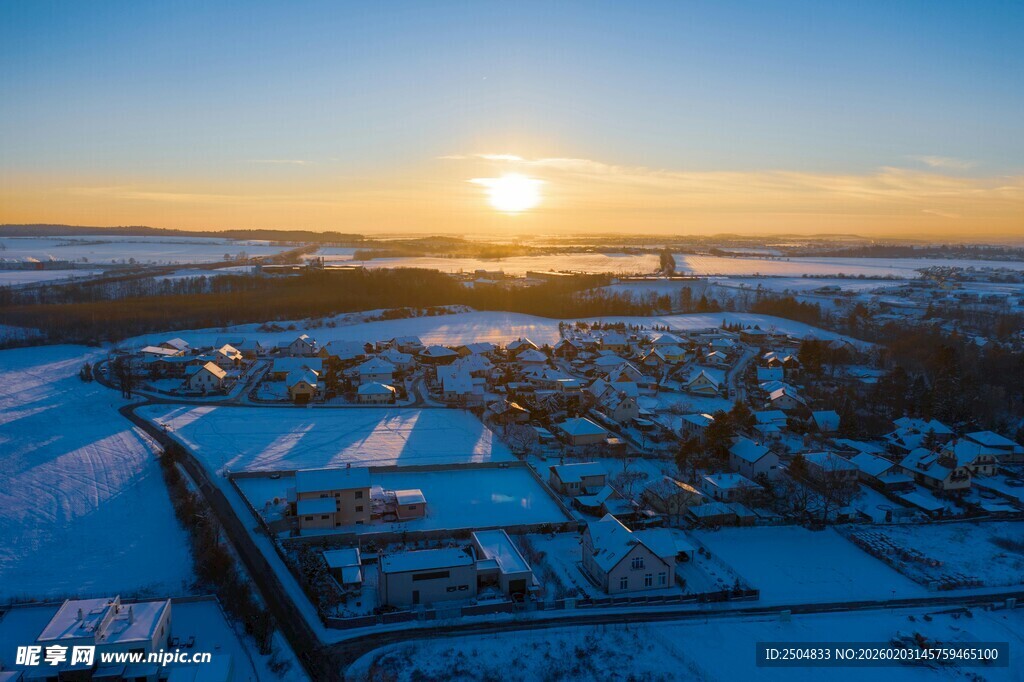 冬日雪后小镇的日出美景