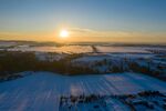 冬日雪野上的壮丽日出