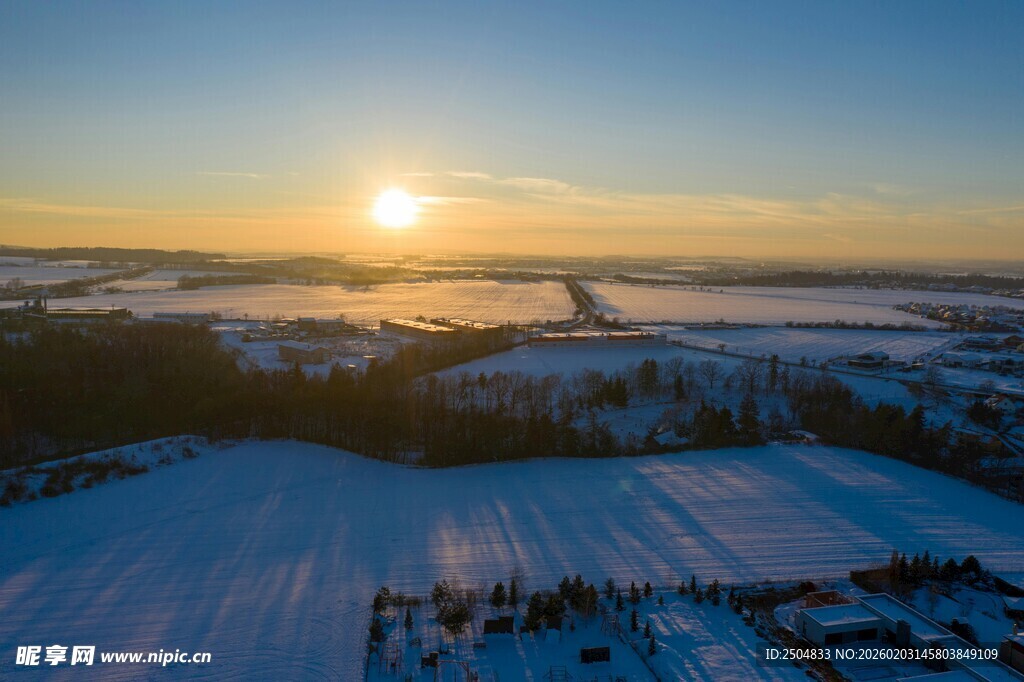 冬日雪野上的壮丽日出