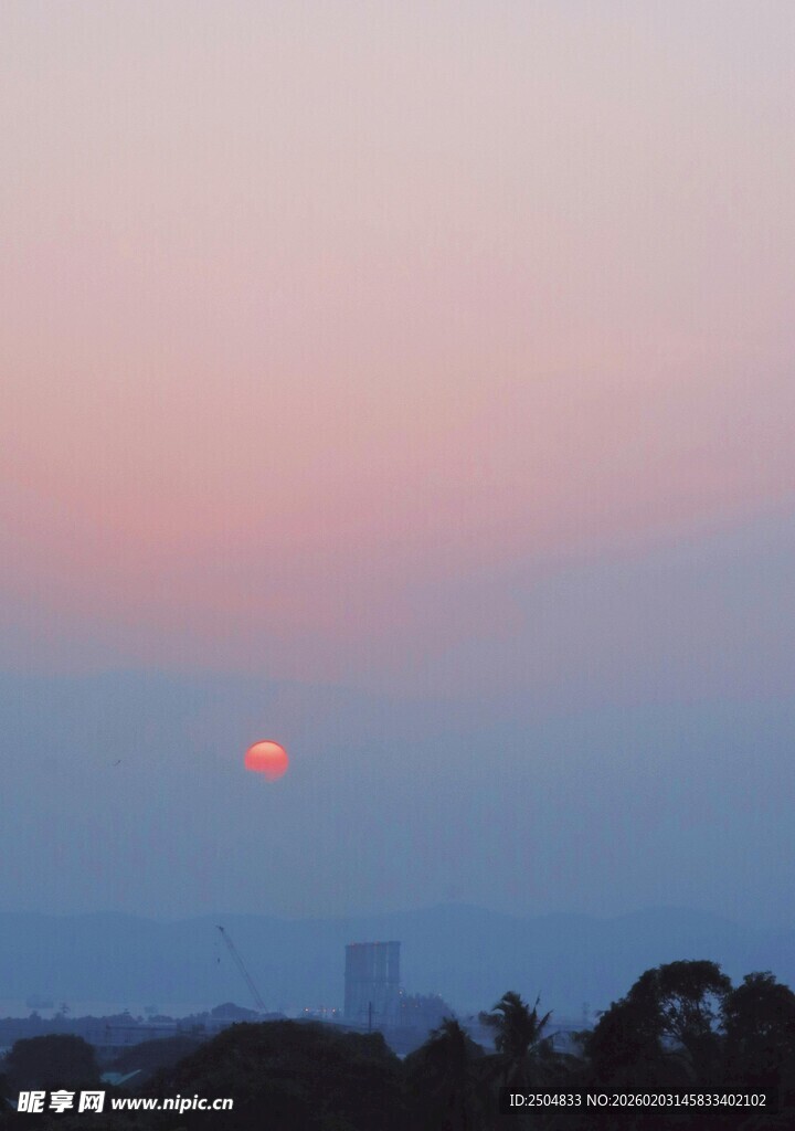 日落时分的城市天际线
