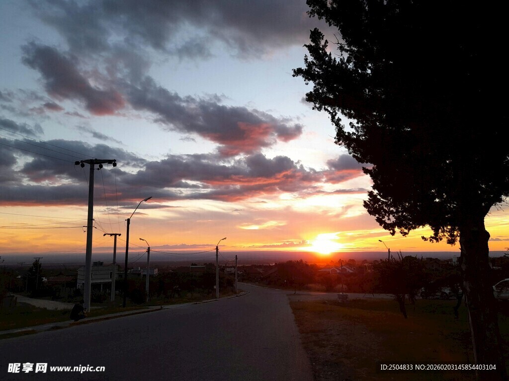 夕阳下的道路与美丽天空