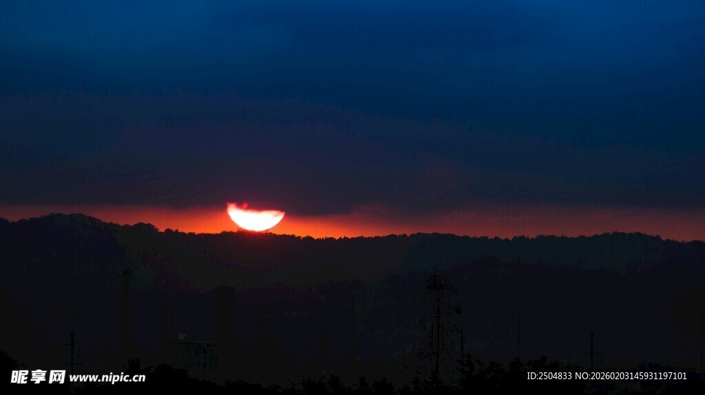 日落时分的壮丽山景