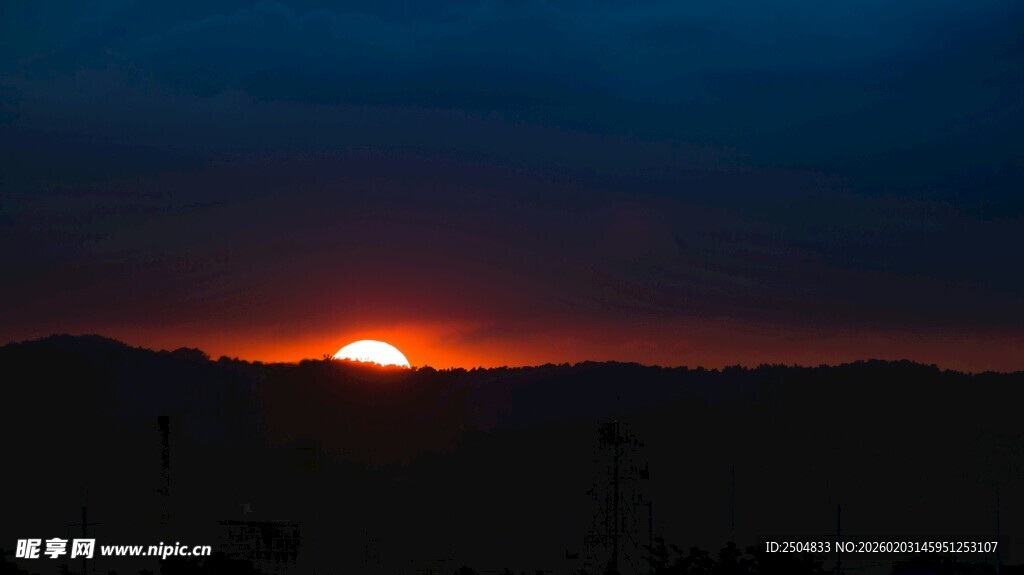 夜幕下的壮丽日出景观