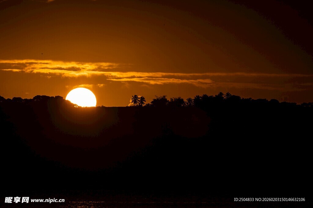 夕阳西下的美丽天际线