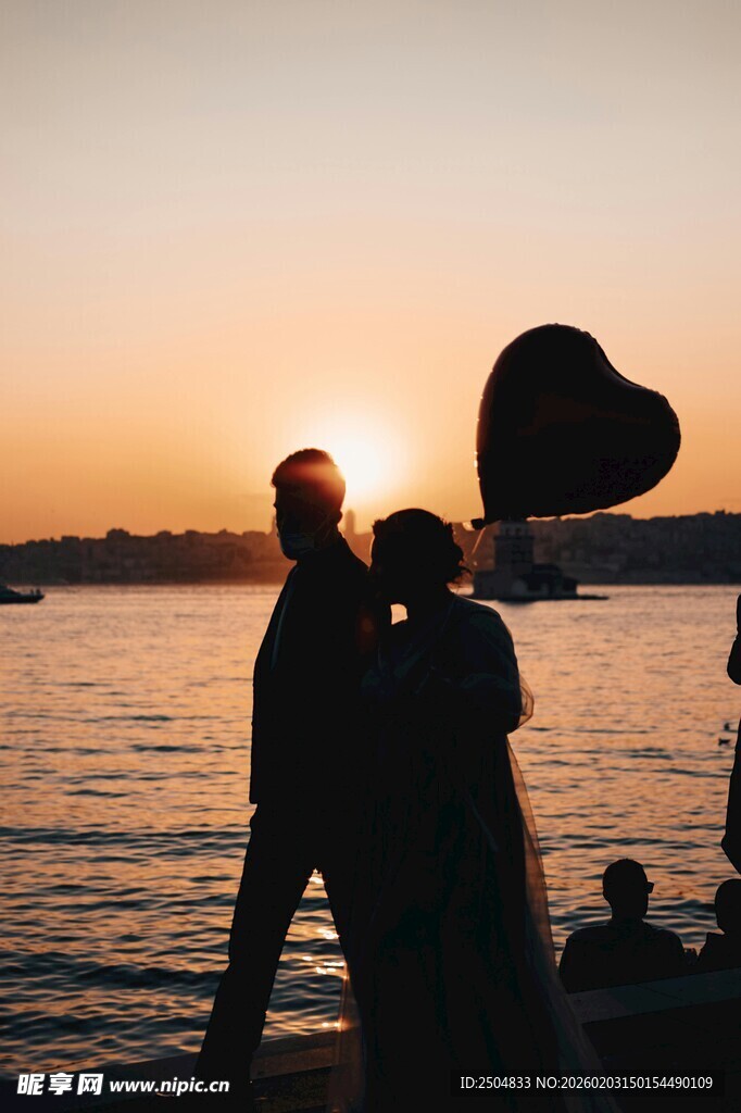 夕阳下情侣浪漫比心