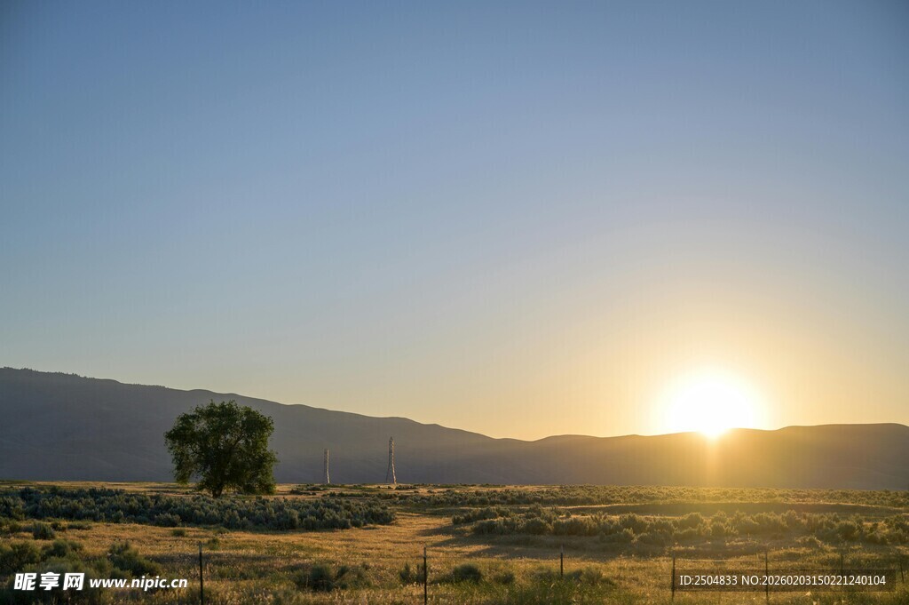 日落时分的旷野风光