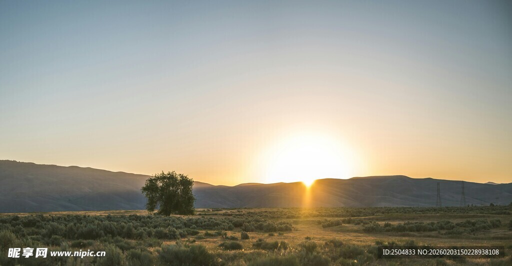 日落时分的开阔原野景色