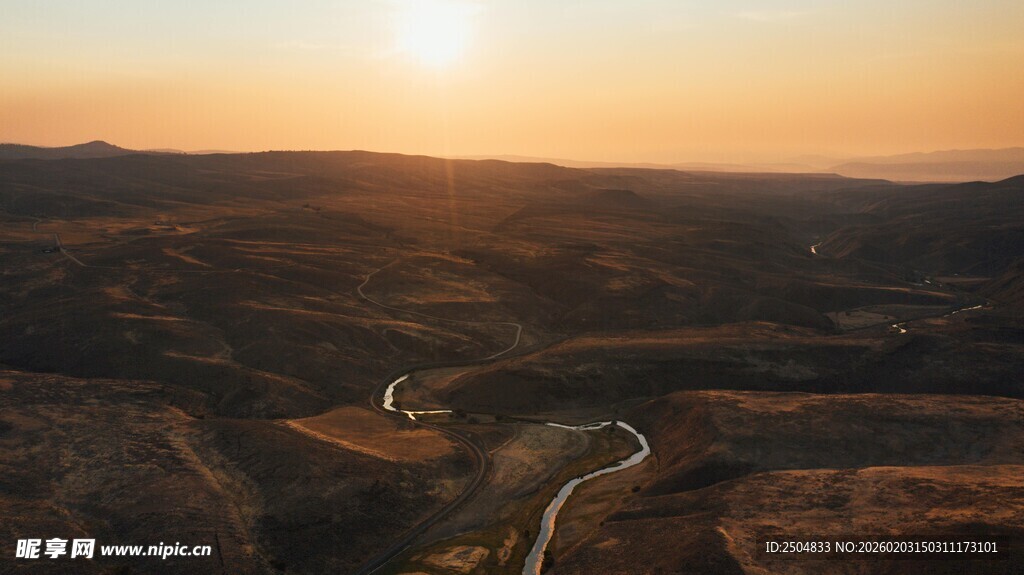 夕阳下蜿蜒山路美景