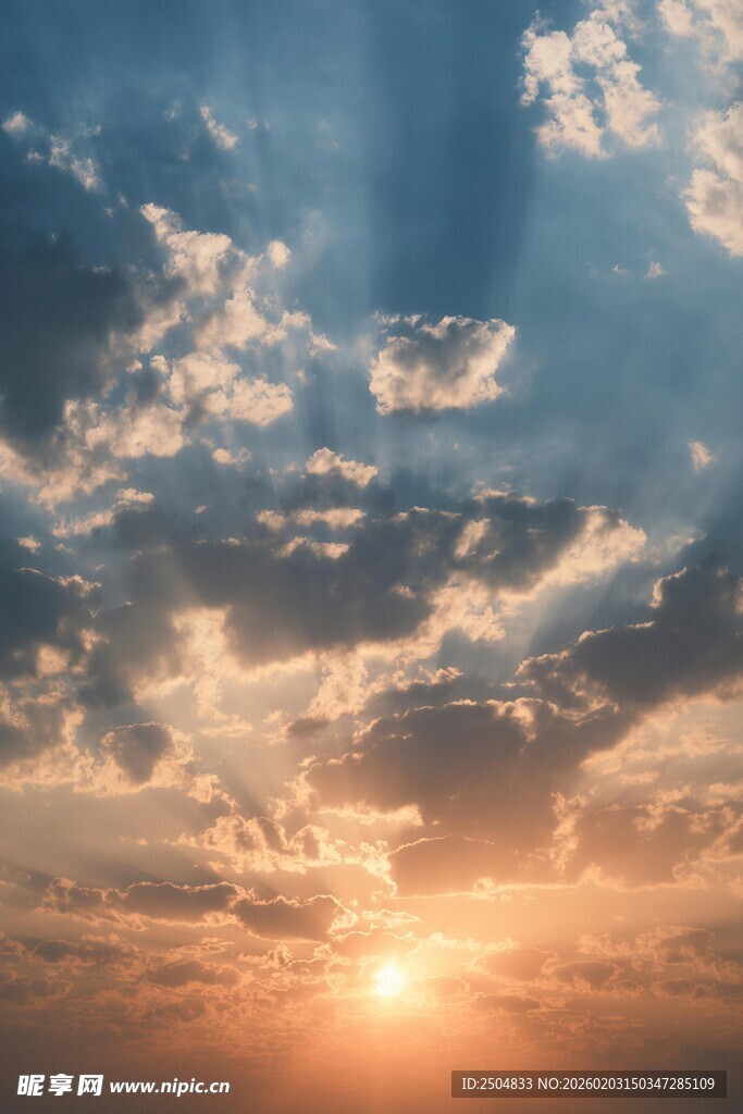 日出时分的绚烂天空