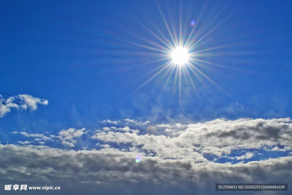 晴朗天空中的耀眼太阳