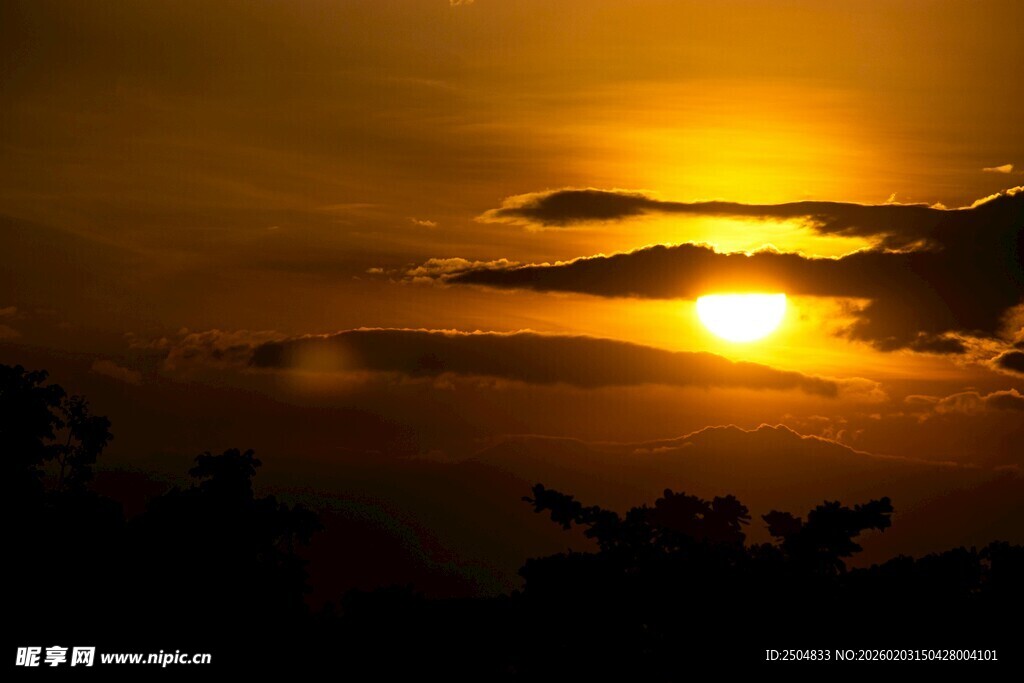 夕阳西下 云间落日美景