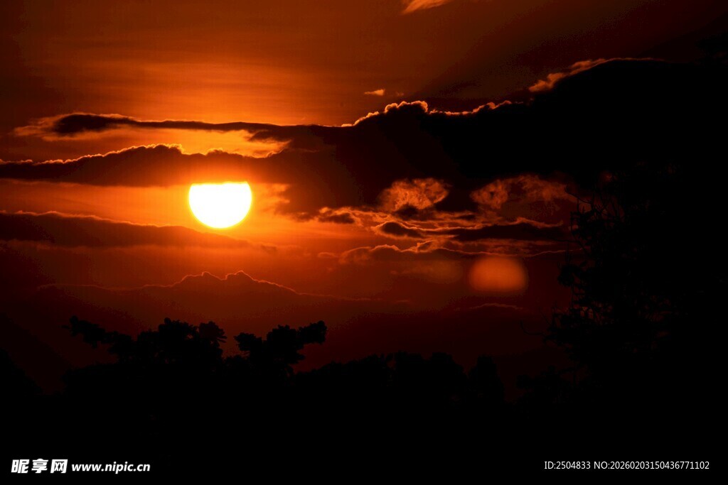 夕阳西下 天际染橙红