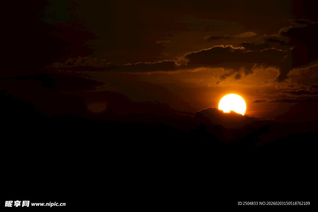 日落时分的绚烂天空