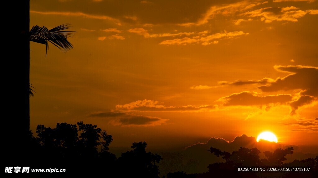 夕阳西下的美丽天际