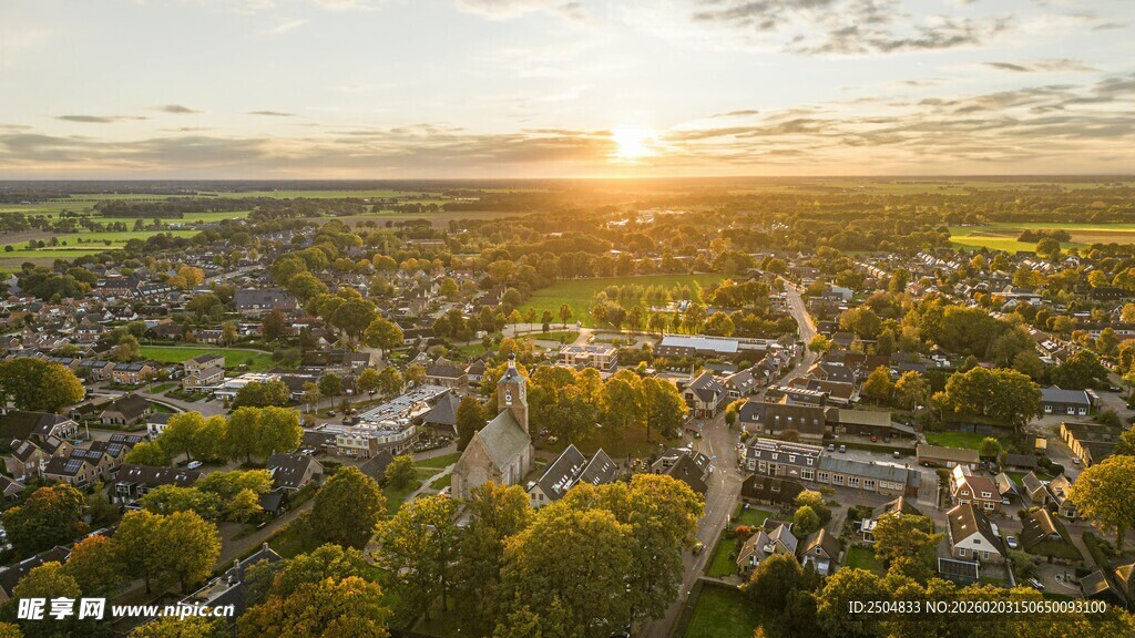 日出下的城镇田园风光