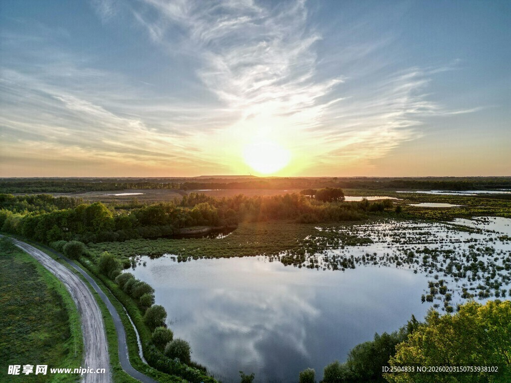 夕阳下的湖畔风光