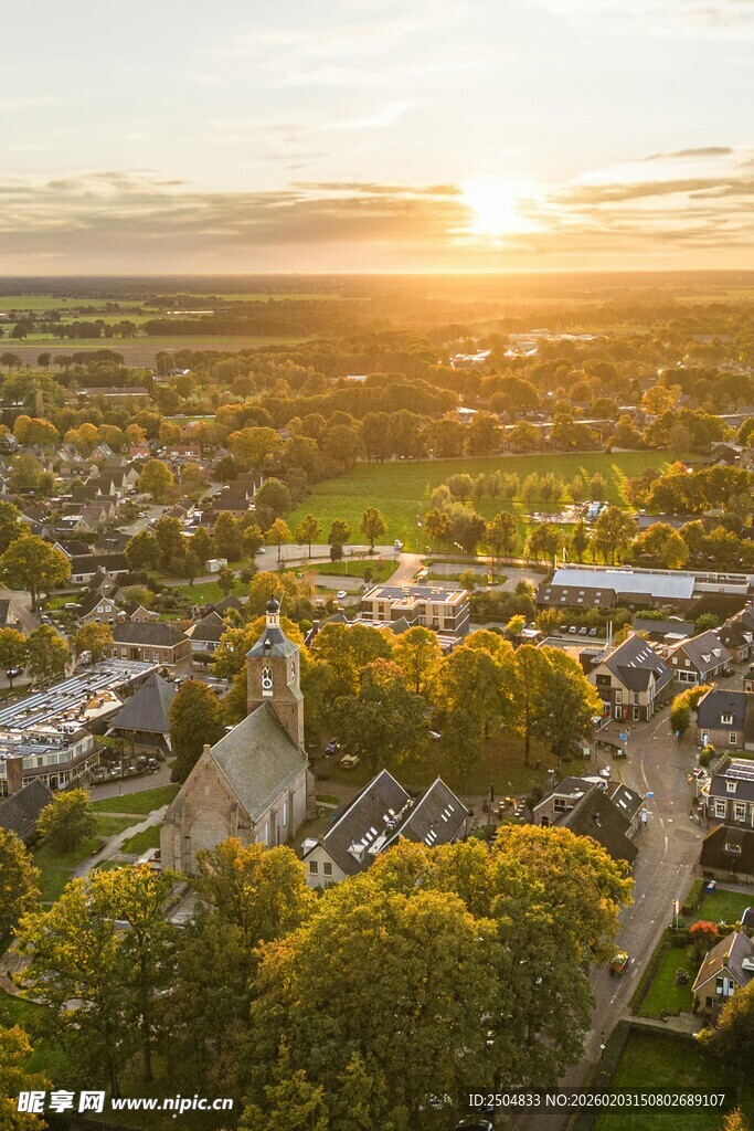 夕阳下的美丽城镇景观