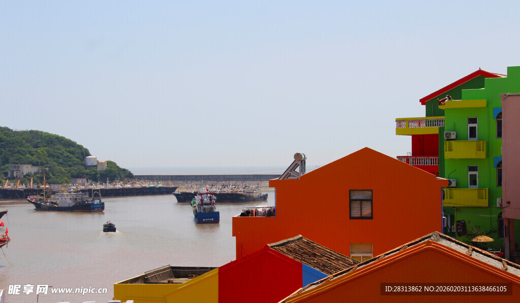 多彩房屋旁的美丽海滨风光