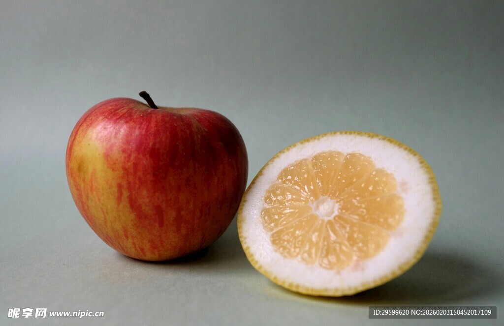 苹果与半颗柠檬静物图