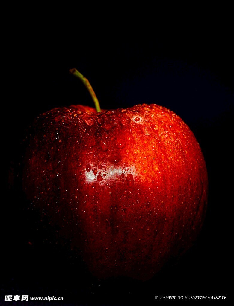 红亮多汁的新鲜苹果